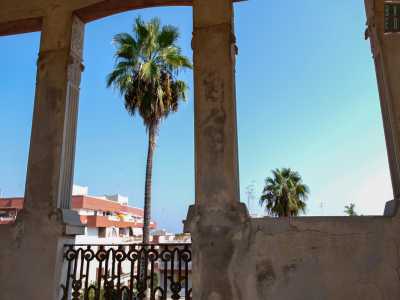 Ci attende infine l�ultima sorpresa. Saliamo alcuni gradini che ci portano all�interno della soffitta e da qui, attraverso una ripida scala in legno, raggiungiamo l�interno dell�elegante torrino belvedere